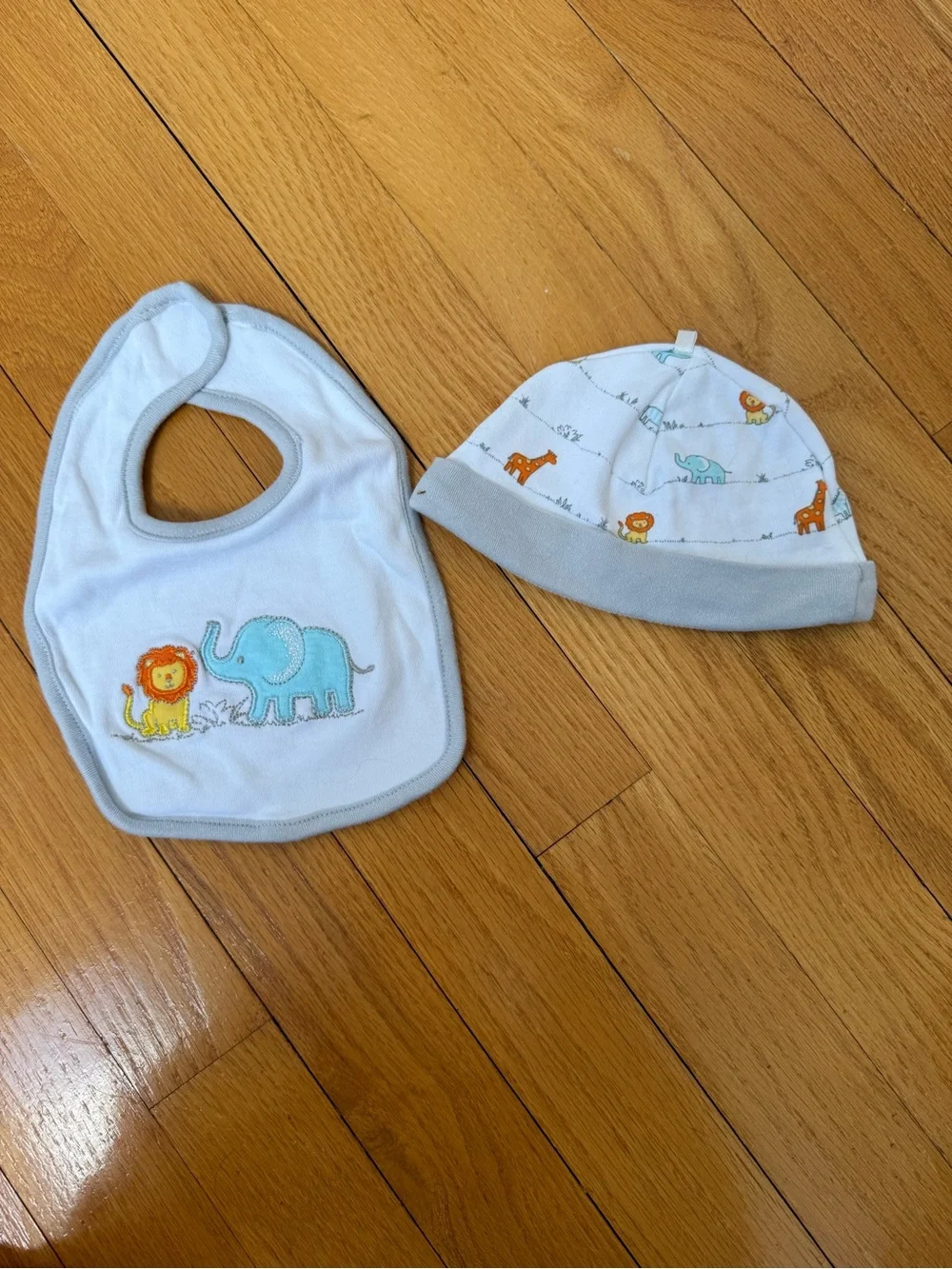 Baby accessories - set of 2 newborn mittens & 6 month hat/bib set
